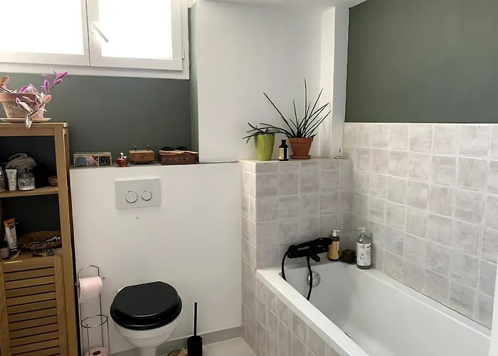 Apartment 3-r Bright, Within 15 Min Walk Nizza