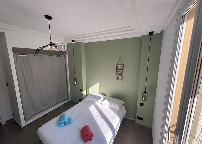 3-r Bright, Within 15 Min Walk *