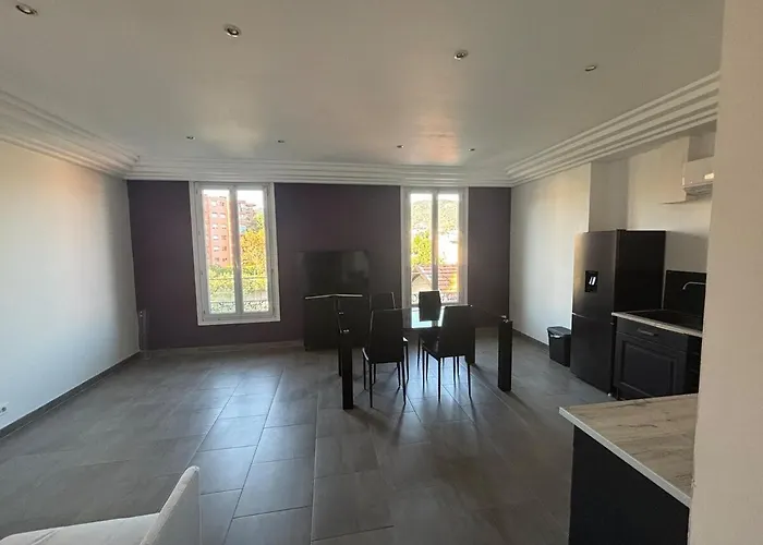 3-r Bright, Within 15 Min Walk Apartment