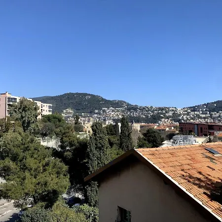 3-r Bright, Within 15 Min Walk Apartment