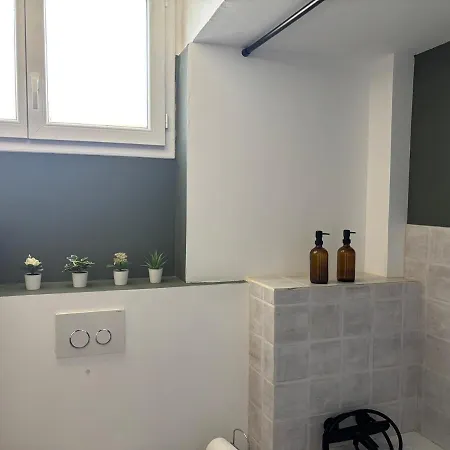 3-r Bright, Within 15 Min Walk Apartment Nice