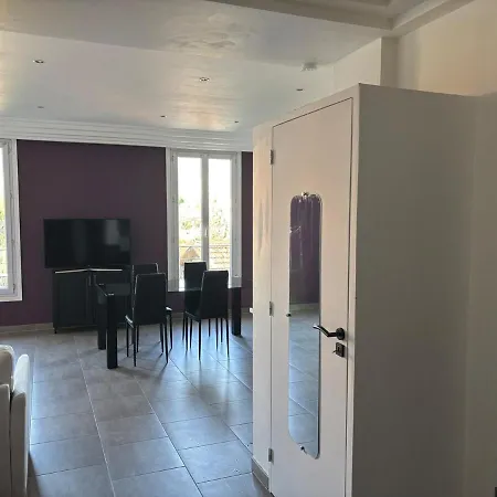 3-r Bright, Within 15 Min Walk Apartment *