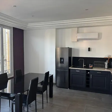 Apartment 3-r Bright, Within 15 Min Walk