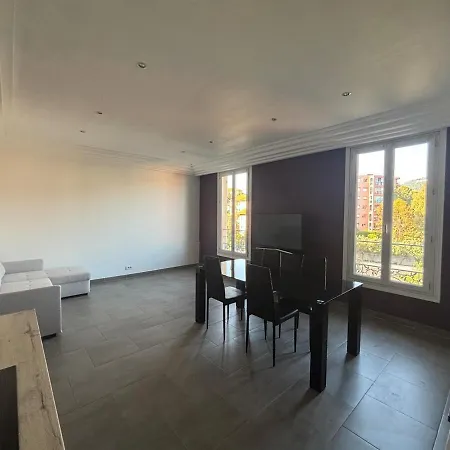 3-r Bright, Within 15 Min Walk Apartment *