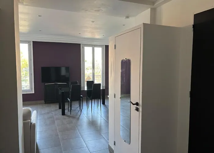 3-r Bright, Within 15 Min Walk Apartman *