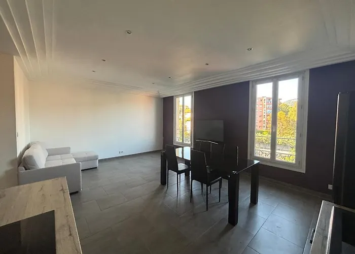 3-r Bright, Within 15 Min Walk Apartman *